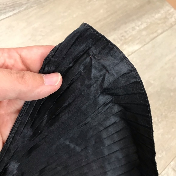 VALENTINO Vintage 80’s Cashmere Ruffle Bow Sweater - Picture 10 of 16